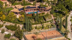 Mansion for sale in Altos del Paraiso, Benahavis