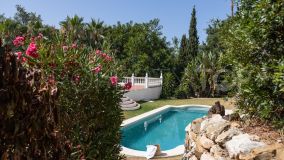 Villa to reform with swimming pool, gardens and squash court in El Rosario, Marbella.