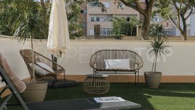 Planta baja recién reformada con terraza y piscina comunitaria en Palma