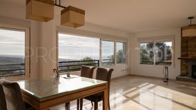 Family house with stunning views towards the mountains and the sea, situated close to the centre of Marbella in a privileged green area.