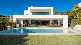 Villa for sale in Los Olivos, Nueva Andalucia