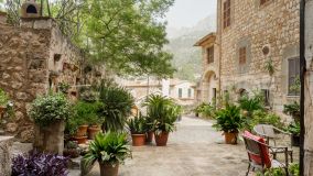 Buy finca with 8 bedrooms in Fornalutx