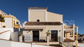 Casa adosada de estilo andaluz ubicada en una zona exclusiva de Benahavís, un lugar tranquilo rodeado de montañas y vistas al mar.