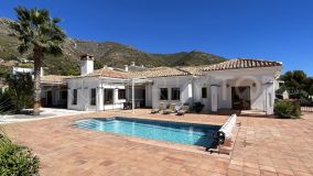Villa en venta con 4 dormitorios en Mijas