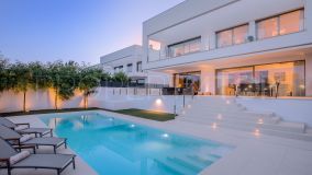 For sale villa with 4 bedrooms in Guadalmina Baja