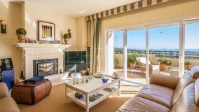Buy penthouse with 4 bedrooms in Elviria