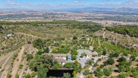 Encantadora finca cortijo, situado en un paraje natural y con vistas impresionantes a la ciudad de Granada.