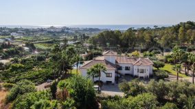 Luxury property for sale in the area known as El Padrón in Estepona, Costa del Sol, Andalusia and located just 5 minutes by car from the beach and the Laguna Village shopping center.