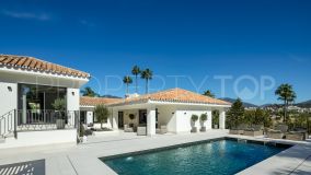 Villa elegante ubicada en la prestigiosa zona de Nueva Andalucía junto al campo de golf Las Brisas.