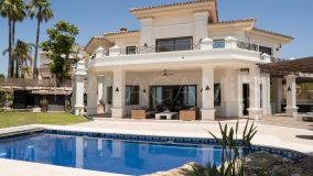 Villa en venta en Los Arqueros, Benahavis