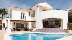 Villa for sale in Altos del Paraiso, Benahavis