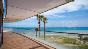 Exclusivo ático en primera línea de playa con vistas panorámicas al mar
