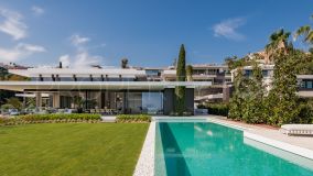 Impressive villa in The Hills, La Quinta that offers modern architecture and breath taking views!