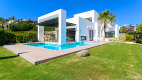 Luxurious Oasis: Captivating Villa in El Paraiso, Estepona East