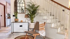 Villa for sale in El Paraiso Playa, Estepona East