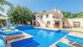 Superb 8 bedroom/6 bathroom traditional villa with large heated pool and Jacuzzi with in walking distance to all amenities of Moraira