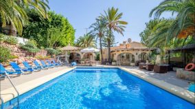 Beautiful 9 bedroom/6 bathroom villa with heated pool, jacuzzi, stunning sea views and walking distance to the beach and all amenities of Moraira