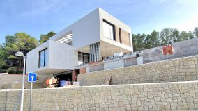 This modern 4 bedroom villa is situated in a nice quiet area close to the pretty town of Moraira