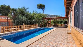 Exceptional Villa full of potential, 300 meters from the beach