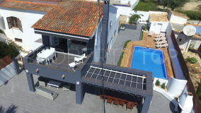 Renovated villa with 6 bedrooms, walking distance to all the amenities