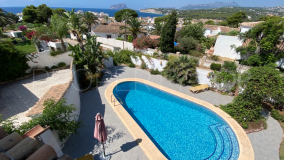 Villa con sus impresionantes vistas al mar Mediterráneo y a la costa, esta propiedad verdaderamente única.