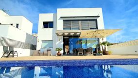 High quality modern villa with stunning panoramic views and sea views.