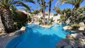 ¡Hermosa Villa con piscina excepcional a poca distancia de Moraira!