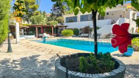 Villa for sale in Estepona West