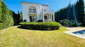 Villa de lujo con vistas al golf y al mar en Estepona