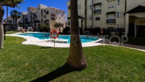 Providing a peaceful retreat with sea views, beach access, and community pool. 2 bedrooms, fully-equipped kitchen, and tourist licence. Walking San Luis de Sabinillas,