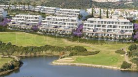 Apartamento de 2 dormitorios en primera línea de golf en una ubicación elevada con vistas panorámicas.