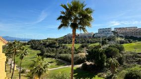 Apartamento en segunda planta con espectaculares vistas la mar, la montaña y al campo de golf, en Manilva, Málaga