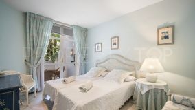 Apartamento planta baja con 3 dormitorios a la venta en Marbella Real