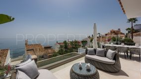 Maravillosa villa de cuatro dormitorios, orientada al sur, en primera línea de playa, completamente renovada con los más altos estándares, con impresionantes vistas al mar y Gibraltar.