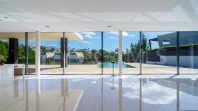 Villa for sale in Los Naranjos, Nueva Andalucia