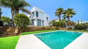Hermosa villa de cinco dormitorios con vistas a la montaña de La Concha en Nueva Andalucía, Marbella