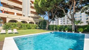 Bien situado dos dormitorios, tercer piso en una tranquila comunidad residencial de Nueva Andalucía, Marbella