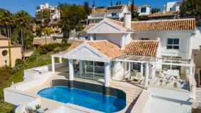 Hermosa villa de tres dormitorios con vistas al mar en Nueva Andalucía, Marbella