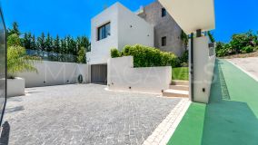 Villa for sale in La Cerquilla, Nueva Andalucia