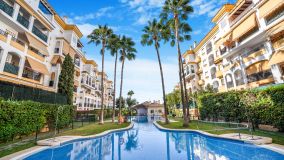 Maravilloso apartamento de tres dormitorios, planta baja situado en la urbanización cerrada y buscada de Costa Nagueles I en la Milla de Oro de Marbella.