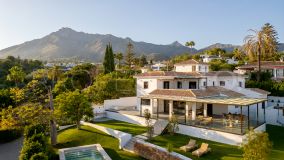 Espectacular villa de cinco dormitorios totalmente reformada situada en La Merced, bordeando la Milla de Oro de Marbella