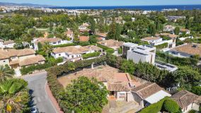 Fantástico chalet de cuatro dormitorios con orientación sur en una zona residencial de Guadalmina Alta - con vistas parciales al mar