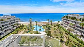 Impresionante ático dúplex con orientación sur en la playa Playa Esmeralda en la Milla de Oro de Marbella