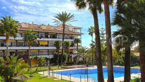 Magnífico apartamento de dos dormitorios situado en el parque La Carolin, una ubicación privilegiada en la Milla de Oro de Marbella