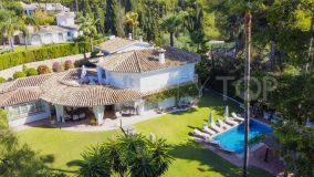 Maravillosa villa con orientación sur en la zona residencial Rocio de Nagueles, Marbella con apartamento de invitados