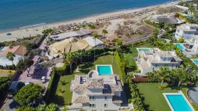 Inmaculada villa frente a la playa de cinco dormitorios situada en El Rosario, Marbella Este con increíbles vistas al mar