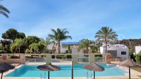 Espacioso apartamento de tres dormitorios con orientación sur en la comunidad cerrada La Resina Golf, Estepona