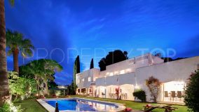 Villa de 7 dormitorios en venta en Nueva Andalucia