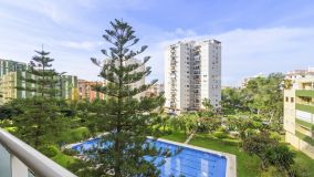 Apartamento reformado con buen gusto en una comunidad popular con piscina y jardines en Los Boliches, Fuengirola
