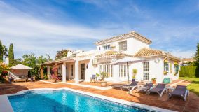 Buy villa with 4 bedrooms in Calahonda